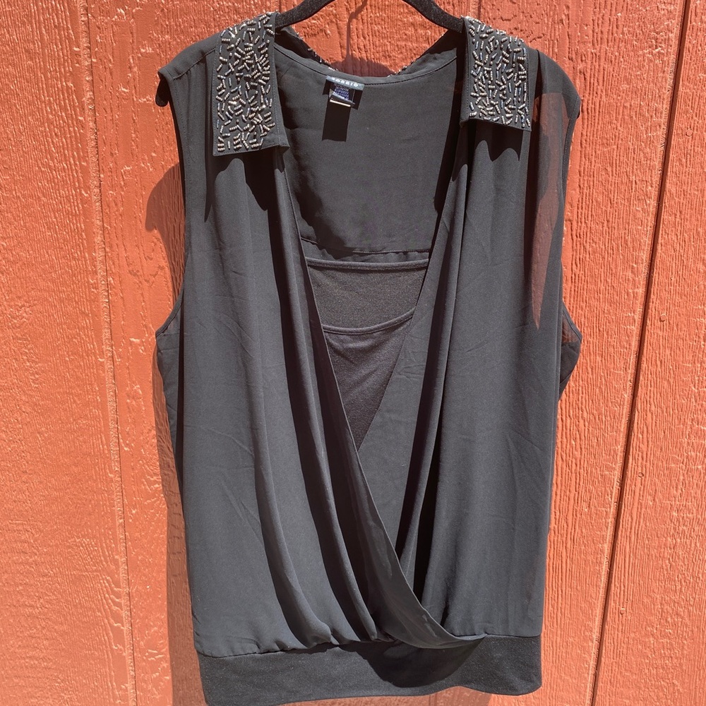 Mesh top with attached tank